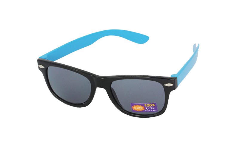 Børne solbrille i blå-sort wayfarer design