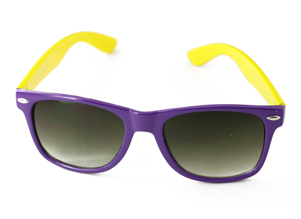 Farvet wayfarer solbrille i lilla-gul - Design nr. 904